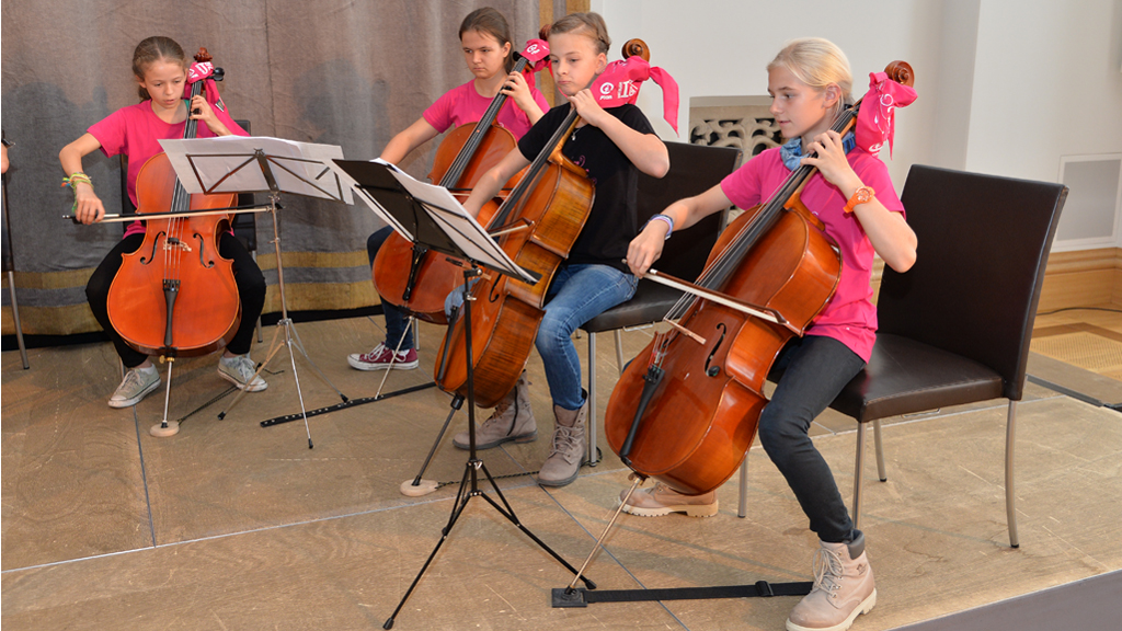 Schülerinnen des Cello/Bass-Ensembles des Maria-Ward-Gymnasiums Nymphenburg umrahmten die Präsentation musikalisch. | Foto: Rolf Poss